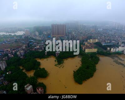 Tengxian. 4. Juli 2017. Foto aufgenommen am 4. Juli 2017 zeigt die Schwellung Xijiang Fluß in der Tengxian Grafschaft, Süd-China Guangxi Zhuang Autonome Region. Der Xijiang Fluß Wasserstand in der Tengxian Grafschaft erreicht 25,82 Meter Dienstagmittag, 2,82 Meter höher als die Warnung-Linie. Bildnachweis: Huang Xiaobang/Xinhua/Alamy Live-Nachrichten Stockfoto