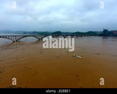 Tengxian. 4. Juli 2017. Foto aufgenommen am 4. Juli 2017 zeigt die Schwellung Xijiang Fluß in der Tengxian Grafschaft, Süd-China Guangxi Zhuang Autonome Region. Der Xijiang Fluß Wasserstand in der Tengxian Grafschaft erreicht 25,82 Meter Dienstagmittag, 2,82 Meter höher als die Warnung-Linie. Bildnachweis: Huang Xiaobang/Xinhua/Alamy Live-Nachrichten Stockfoto