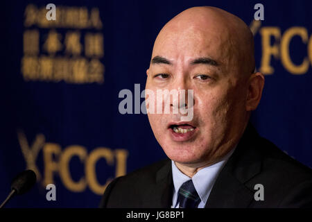 Tokyo, Tokyo, Japan. 4. Juli 2017. Naoki Hyakuta, Schriftsteller und Drehbuchautor gibt eine Antwort auf Fragen im Rahmen einer Pressekonferenz in The Foreign Correspondent Club von Japan (FCCJ) in Tokio. Hyakuta ist eine der beliebtesten und umstrittene Schriftsteller Japans. Fernsehen-Drehbuchautor seit vielen Jahren fand er Ruhm mit seinem 2006 Roman ewig Null, die im Jahr 2013 in einem preisgekrönten Film gemacht wurde. Der Film geteilt unter anderem Publikum. Einige fanden es einer tief bewegenden Geschichte der Jagdflieger des zweiten Weltkriegs; andere betrachtet es als eine Verherrlichung Kamikaze-Selbstmord-Anschläge. Anfang Juni die Stockfoto