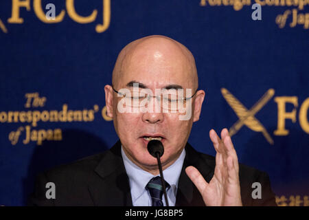 Tokyo, Tokyo, Japan. 4. Juli 2017. Naoki Hyakuta, Schriftsteller und Drehbuchautor hält eine Rede bei einer Pressekonferenz in The Foreign Correspondent Club von Japan (FCCJ) in Tokio. Hyakuta ist eine der beliebtesten und umstrittene Schriftsteller Japans. Fernsehen-Drehbuchautor seit vielen Jahren fand er Ruhm mit seinem 2006 Roman ewig Null, die im Jahr 2013 in einem preisgekrönten Film gemacht wurde. Der Film geteilt unter anderem Publikum. Einige fanden es einer tief bewegenden Geschichte der Jagdflieger des zweiten Weltkriegs; andere betrachtet es als eine Verherrlichung Kamikaze-Selbstmord-Anschläge. Anfang Juni, die Autorin Naoki Hyak Stockfoto