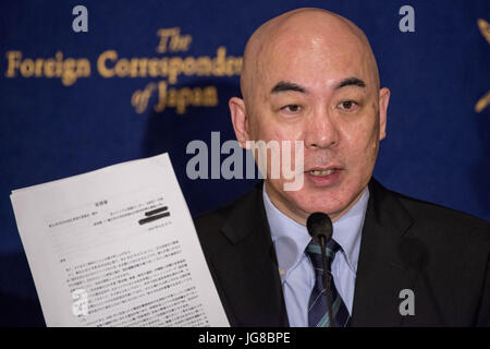 Tokyo, Tokyo, Japan. 4. Juli 2017. Naoki Hyakuta, Schriftsteller und Drehbuchautor hält eine Rede bei einer Pressekonferenz in The Foreign Correspondent Club von Japan (FCCJ) in Tokio. Hyakuta ist eine der beliebtesten und umstrittene Schriftsteller Japans. Fernsehen-Drehbuchautor seit vielen Jahren fand er Ruhm mit seinem 2006 Roman ewig Null, die im Jahr 2013 in einem preisgekrönten Film gemacht wurde. Der Film geteilt unter anderem Publikum. Einige fanden es einer tief bewegenden Geschichte der Jagdflieger des zweiten Weltkriegs; andere betrachtet es als eine Verherrlichung Kamikaze-Selbstmord-Anschläge. Anfang Juni, die Autorin Naoki Hyak Stockfoto