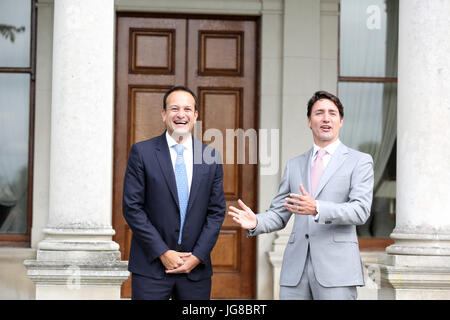 Dublin, Irland. 4. Juli 2017. Justin Trudeau trifft Leo Varadkar in Dublin. Der kanadische Premierminister, Justin Trudeau, traf heute mit Taoiseach und Fine Gael Partei Leader(Prime Minister) Leo Varadkar(left), Farmleigh House in Dublin. Mr-Trudeau ist auf einen dreitägigen Besuch AndÊis erwartet, dass der Handel zwischen den beiden Ländern und die Auswirkungen der Austritt und einen möglichen harte Grenze für die irische Wirtschaft und ihre Beziehungen zum Vereinigten Königreich zu diskutieren. Herr Varadkar ist Irlands erste Homosexuell politische Führer. Foto: Sam Boal/RollingNews.ie/Alamy Live-Nachrichten Stockfoto