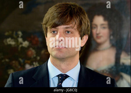 Datei - Prinz Ernst August von Hannover, am Schloss Marienburg bei Pattensen, Deutschland, 11. April 2014 fotografiert. Foto: Peter Steffen/dpa Stockfoto