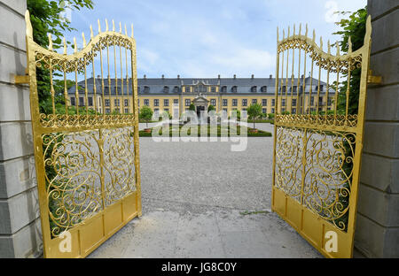 Blick auf das goldene Tor vor der Galerie Herrenhausen (erbaut zwischen 1694 und 1698) im Stadtteil Herrenhausen in Hannover, 27. Juni 2017. Foto: Holger Hollemann/dpa Stockfoto