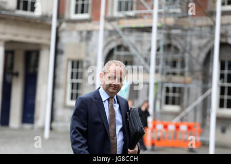 Dublin, Irland. 4. Juli 2017. Angaben Tribunal. Garda Whistleblower Sergeant Maurice McCabe Ankunft für den ersten Tag der öffentlichen Anhörung am Offenlegungen Tribunal in Dublin Castle. Die Angaben-Tribunal, das Behauptungen von einem senior Garda Hetzkampagne gegen Herr McCabe untersucht wird. : Bildnachweis Leah Farrell/RollingNews.ie: RollingNews.ie/Alamy Live-Nachrichten Stockfoto