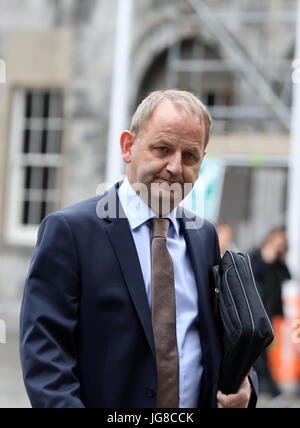 Dublin, Irland. 4. Juli 2017. Angaben Tribunal. Garda Whistleblower Sergeant Maurice McCabe Ankunft für den ersten Tag der öffentlichen Anhörung am Offenlegungen Tribunal in Dublin Castle. Die Angaben-Tribunal, das Behauptungen von einem senior Garda Hetzkampagne gegen Herr McCabe untersucht wird. : Bildnachweis Leah Farrell/RollingNews.ie: RollingNews.ie/Alamy Live-Nachrichten Stockfoto