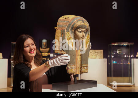 London, UK, 4. Juli 2017, A Fototermin fand im Vorfeld der Bonhams Antiquitäten Verkauf am Donnerstag. Den Verkauf ist ein ägyptischer Kalkstein Talatat Relief fragment Namensgebung Pharao Echnaton und Königin Nefertiti geschätzt auf £60.000-£90, 000. Weitere Highlights sind ein Leben Größe römischen Marmor männliche Bildnisbüste von einer amerikanischen Sammlung, einen ägyptischen Granit Kopf eines Priesters und einer römischen Marmorkopf des jungen Gottes Apollo. © Keith Larby/Alamy Live-Nachrichten Stockfoto