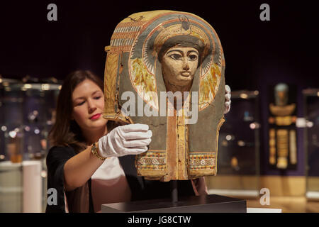 London, UK, 4. Juli 2017, A Fototermin fand im Vorfeld der Bonhams Antiquitäten Verkauf am Donnerstag. Den Verkauf ist ein ägyptischer Kalkstein Talatat Relief fragment Namensgebung Pharao Echnaton und Königin Nefertiti geschätzt auf £60.000-£90, 000. Weitere Highlights sind ein Leben Größe römischen Marmor männliche Bildnisbüste von einer amerikanischen Sammlung, einen ägyptischen Granit Kopf eines Priesters und einer römischen Marmorkopf des jungen Gottes Apollo. © Keith Larby/Alamy Live-Nachrichten Stockfoto