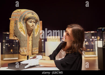 London, UK, 4. Juli 2017, A Fototermin fand im Vorfeld der Bonhams Antiquitäten Verkauf am Donnerstag. Den Verkauf ist ein ägyptischer Kalkstein Talatat Relief fragment Namensgebung Pharao Echnaton und Königin Nefertiti geschätzt auf £60.000-£90, 000. Weitere Highlights sind ein Leben Größe römischen Marmor männliche Bildnisbüste von einer amerikanischen Sammlung, einen ägyptischen Granit Kopf eines Priesters und einer römischen Marmorkopf des jungen Gottes Apollo. © Keith Larby/Alamy Live-Nachrichten Stockfoto