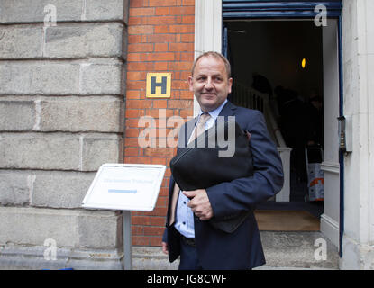 07.04.2017 Angaben Gerichte. Garda Whistleblower Sergeant Maurice McCabe Ankunft für den ersten Tag der öffentlichen Anhörung am Offenlegungen Tribunal in Dublin Castle, die ist unter dem Vorsitz von Richter am Obersten Gerichtshof Peter Charleton. Die Angaben-Tribunal, das Behauptungen von einem senior Garda Hetzkampagne gegen Herr McCabe untersucht wird. Foto: Eamonn Farrell/RollingNews.ie Stockfoto