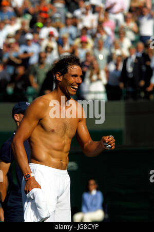 London, UK. 3. Juli 2017. Spaniens Rafael Nadal teilt einen lachen mit der Masse nach dem Gewinn seiner ersten Vorrundenspiel gegen John Millman beim ersten Spieltag in Wimbledon. Bildnachweis: Adam Stoltman/Alamy Live-Nachrichten Stockfoto