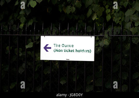 London, UK. 3. Juli 2017. London, 3. Juli 2017 - Wimbledon: ein Schild, das die Schlange für Wimbledon Karten am ersten Tag des gebuchten in der Nähe der All England Lawn Tennis Club spielen. Bildnachweis: Adam Stoltman/Alamy Live-Nachrichten Stockfoto