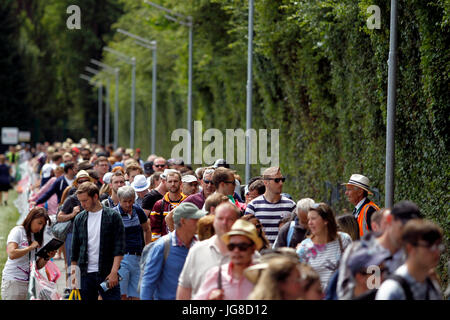 London, UK. 3. Juli 2017. London, 3. Juli 2017 - Wimbledon: Menschen Schlange für Wimbledon Karten am ersten Tag des Spiels. Bildnachweis: Adam Stoltman/Alamy Live-Nachrichten Stockfoto