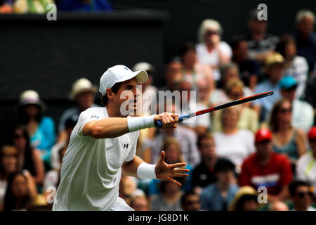 London, UK. 3. Juli 2017. Wimbledon: Andy Murray, Großbritannien. 3. Juli 2017. in Aktion während seiner ersten Vorrundenspiel gegen Alexander Bublik auf dem Centre Court in Wimbledon Credit: Adam Stoltman/Alamy Live News Stockfoto