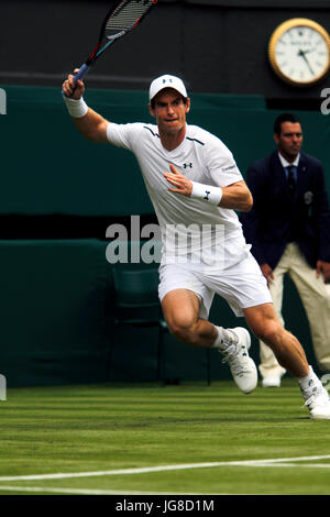 London, UK. 3. Juli 2017. Wimbledon: Andy Murray, Großbritannien. 3. Juli 2017. in Aktion in seinem ersten Vorrundenspiel auf dem Centre Court in Wimbledon gegen Alexander Bublik Credit: Adam Stoltman/Alamy Live News Stockfoto