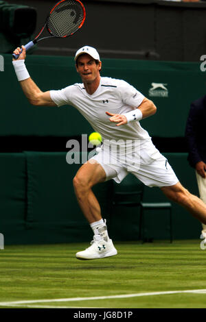 London, UK. 3. Juli 2017. Wimbledon: Andy Murray, Großbritannien. 3. Juli 2017. in Aktion in seinem ersten Vorrundenspiel auf dem Centre Court in Wimbledon gegen Alexander Bublik Credit: Adam Stoltman/Alamy Live News Stockfoto