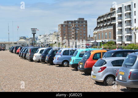 Worthing, West Sussex, England, UK. Dienstag, 4. Juli 2017. London Taxifahrer bringen das Meer Stadt von Worthing, West Sussex, UK heute für einen Tag in heißen, sonnigen Wetter am Meer 200 WWII Veteranen aus quer durch London. Bildnachweis: Geoff Smith / Alamy Live News Stockfoto