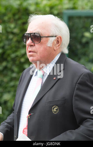 London, UK. 4. Juli 2017. Englische Komiker Jimmy Tarbuck bei den All England Tennisclub am Tag 2 des Wimbledon Lawn Tennis Championships Credit kommt: Amer Ghazzal/Alamy Live-Nachrichten Stockfoto