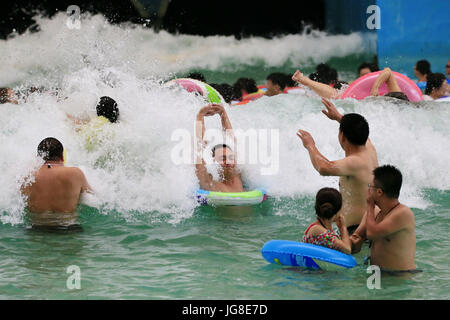 Suining, Provinz Sichuan. 4. Juli 2017. Menschen erleben Sie Surfen auf einer Tourismus-Zone in Daying County von Suining, Südwesten der chinesischen Provinz Sichuan, 4. Juli 2017. Bildnachweis: Zhong Min/Xinhua/Alamy Live-Nachrichten Stockfoto