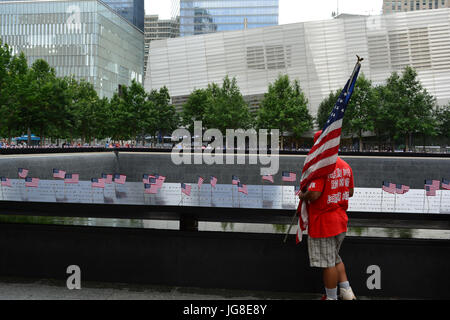 New York City, USA. 3. Juli 2017. Mann trägt eine amerikanische Flagge am 9/11 Memorial in New York City am 4. Juli feiern. Bildnachweis: Christopher Penler/Alamy Live-Nachrichten Stockfoto