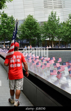 New York City, USA. 3. Juli 2017. Mann trägt eine amerikanische Flagge am 9/11 Memorial in New York City am 4. Juli feiern. Bildnachweis: Christopher Penler/Alamy Live-Nachrichten Stockfoto