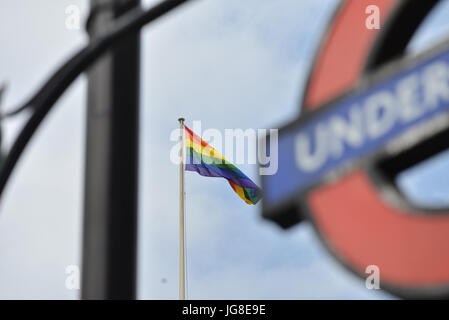 Westminster, London, UK. 4. Juli 2017. Regenbogenfahnen stolz 2017, fliegen über dem Regierungsgebäude in Westminster. Bildnachweis: Matthew Chattle/Alamy Live-Nachrichten Stockfoto