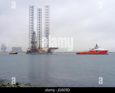 Teesport Redcar Cleveland, UK. 4. Juli 2017. Heute wurde das Ölfeld Jack Drilling Rig Escom 102 abgeschleppt weg von einer Reparaturwerft am Fluss Tees nach Abschluss der Wartung Arbeit bei nebligen Regenwetter. Hafen Schlepper unterstützt beim Manövrieren des Rigs, in der Fahrrinne und Ocean Going Tug Pacific Herzogin begann das Werg, den Firth of Forth. Bildnachweis: Peter Jordan NE/Alamy Live-Nachrichten Stockfoto