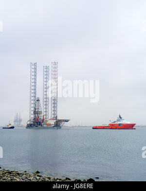 Teesport Redcar Cleveland, UK. 4. Juli 2017. Heute wurde das Ölfeld Jack Drilling Rig Escom 102 abgeschleppt weg von einer Reparaturwerft am Fluss Tees nach Abschluss der Wartung Arbeit bei nebligen Regenwetter. Hafen Schlepper unterstützt beim Manövrieren des Rigs, in der Fahrrinne und Ocean Going Tug Pacific Herzogin begann das Werg, den Firth of Forth. Bildnachweis: Peter Jordan NE/Alamy Live-Nachrichten Stockfoto