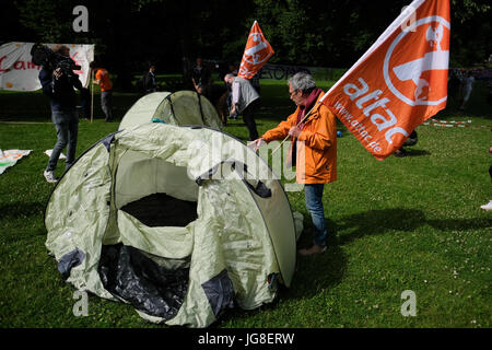 Hamburg, Deutschland. 4. Juli 2017. G20-Gegner richten Sie ein Protest-Camp mit Zelten am Volkspark Altona in Hamburg, Deutschland, 4. Juli 2017. Foto: Axel Heimken/Dpa/Alamy Live News Stockfoto