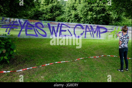 Hamburg, Deutschland. 4. Juli 2017. Ein G20 Widersachers sprüht "Yes we Camp" auf einer Kunststoff Leinwand am Volkspark Altona in Hamburg, Deutschland, 4. Juli 2017. Foto: Axel Heimken/Dpa/Alamy Live News Stockfoto