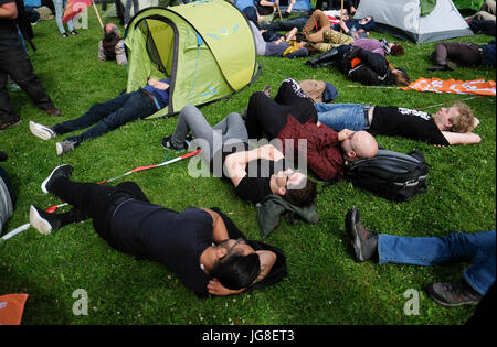 Hamburg, Deutschland. 4. Juli 2017. G20-Gegner richten Sie ein Protest-Camp mit Zelten und ging schlafen in den Volkspark Altona in Hamburg, Deutschland, 4. Juli 2017. Foto: Axel Heimken/Dpa/Alamy Live News Stockfoto