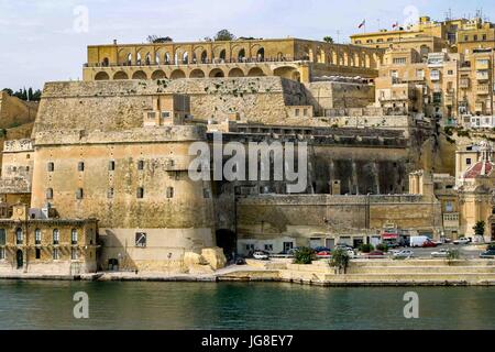 Valletta, Malta. 11. Oktober 2004. Von Grand Harbour, die historische befestigte Stadt Valletta, die Hauptstadt von Malta und ein UNESCO-Weltkulturerbe betrachtet. Bekannt für seine mittelalterlichen Mauern und Barock-Architektur, sehen wir die Heiligen Apostel Petrus & Paul Bastion und Fort Lascaris, an ihrer Spitze die Laubengängen der Upper Barrakka Gardens, mit seinen herrlichen Blick auf den Grand Harbour. Malta ist ein beliebtes internationales Touristenziel. Bildnachweis: Arnold Drapkin/ZUMA Draht/Alamy Live-Nachrichten Stockfoto