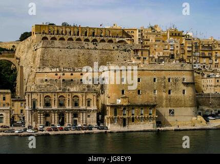 Valletta, Malta. 11. Oktober 2004. Von Grand Harbour, die historische befestigte Stadt Valletta, die Hauptstadt von Malta und ein UNESCO-Weltkulturerbe betrachtet. Bekannt für seine mittelalterlichen Mauern und Barock-Architektur, sehen wir die Heiligen Apostel Petrus & Paul Bastion und Fort Lascaris, an ihrer Spitze die Laubengängen der Upper Barrakka Gardens, mit seinen herrlichen Blick auf den Grand Harbour. Malta ist ein beliebtes internationales Touristenziel. Bildnachweis: Arnold Drapkin/ZUMA Draht/Alamy Live-Nachrichten Stockfoto