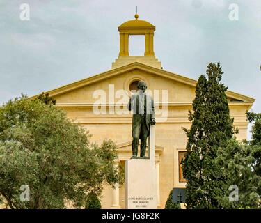 Valletta, Malta. 11. Oktober 2004. Die Statue von Gorg Borg Olivier steht in Castille Square in Valletta, der Hauptstadt von Malta. Ein Staatsmann und führende Politiker war er zweimal als Premierminister von Malta. Valletta, ein UNESCO-Weltkulturerbe, ist bekannt für seine mittelalterlichen Mauern und Befestigungsanlagen und ist ein beliebtes internationales Touristenziel. Bildnachweis: Arnold Drapkin/ZUMA Draht/Alamy Live-Nachrichten Stockfoto