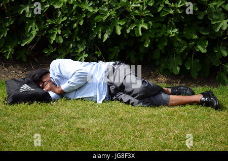 London, UK. 4. Juli 2017. Die Menschen genießen die Sonne vor der National Gallery am Trafalgar Square. Bildnachweis: JOHNNY ARMSTEAD/Alamy Live-Nachrichten Stockfoto