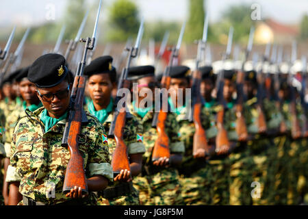 Bujumbura, Burundi. 1. Juli 2017. Parade der burundischen Soldaten während der Feier zum 55. Jahrestag der Unabhängigkeit in Bujumbura, der Hauptstadt Burundis, am 1. Juli 2017. Bildnachweis: Evrard Ngendakumana/Xinhua/Alamy Live-Nachrichten Stockfoto