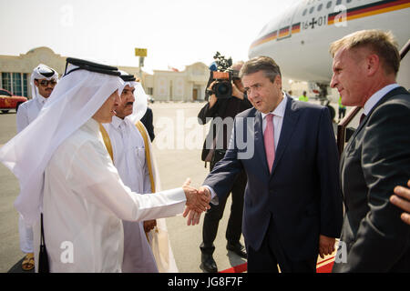 Doha, Katar. 4. Juli 2017. Der CEO von Qatar Airways, Akbar Al Baker (L-R), der Generalsekretär des Außenministeriums, Ahmad Hassan Al-Hamadi, und der deutsche Botschafter in Katar, Hans-Udo Muzel (R), begrüßen der deutsche Außenminister Sigmar Gabriel nach Landung auf dem Flughafen in der Hauptstadt Doha, Qatar, 4. Juli 2017. Während seiner drei-Tages-Reise besucht Gabriel verschiedene Staaten der Golfregion. Bildnachweis: Dpa picture Alliance/Alamy Live News Stockfoto