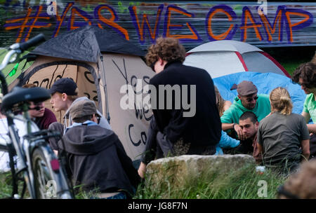 Hamburg, Deutschland. 4. Juli 2017. G20-Gegner vor einem Banner sagen "Ja wir Camp" in den Volkspark Altona in Hamburg, Deutschland, 4. Juli 2017 Camp. Foto: Axel Heimken/Dpa/Alamy Live News Stockfoto