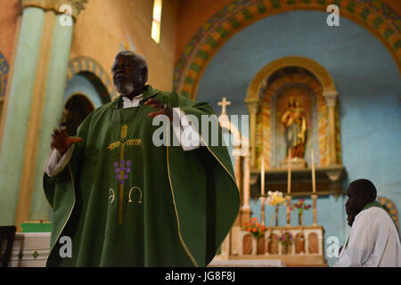 Wau, Wau, Süd-Sudan. 4. Juli 2017. Service-Messe in St. Mary helfen Christian Cathedral während des täglichen morgens Dienst unter der Leitung von Vater Marko Mangu, zuständig für die Diözese für die Stadt von Wau.Â da zwischen Rebellen und Regierung Kräfte Auseinandersetzungen brach letztes Jahr erhielt die ChurchÂ fast 22 000 Flüchtlinge, meist Bauern, die aus den nördlichen Gebieten des Krieg-Krieg von Dinka Stammesmilizen lief. Bildnachweis: Miguel Juarez Lugo/ZUMA Draht/Alamy Live-Nachrichten Stockfoto