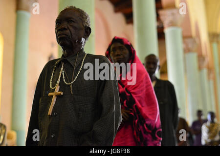 Wau, Wau, Süd-Sudan. 4. Juli 2017. South Sudan IDP Menschen beten in der St. Mary helfen Christian Cathedral während des täglichen morgens Dienst unter der Leitung von Vater Marko Mangu, zuständig für die Diözese für die Stadt von Wau.Â da zwischen Rebellen und Regierung Kräfte Auseinandersetzungen brach letztes Jahr erhielt die ChurchÂ fast 22 000 Flüchtlinge, meist Bauern, die aus den nördlichen Gebieten des Krieg-Krieg von Dinka Stammesmilizen lief. Bildnachweis: Miguel Juarez Lugo/ZUMA Draht/Alamy Live-Nachrichten Stockfoto