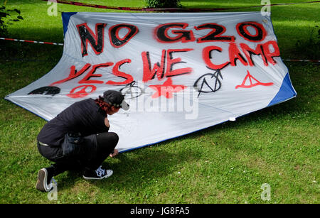 Hamburg, Deutschland. 4. Juli 2017. Ein G20-Gegner richtet ein Zeltstoff sagen "No G20 - ja wir Zelten" in den Volkspark Altona in Hamburg, Deutschland, 4. Juli 2017. Foto: Axel Heimken/Dpa/Alamy Live News Stockfoto