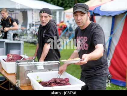 Hamburg, Deutschland. 4. Juli 2017. Der TV-Koch Ole Plogstedt gibt Nahrung an die Teilnehmer des G20-Protest-Camp in den Volkspark Altona in Hamburg, Deutschland, 4. Juli 2017. Foto: Axel Heimken/Dpa/Alamy Live News Stockfoto