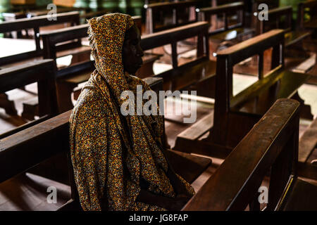 Wau, Wau, Süd-Sudan. 4. Juli 2017. Ein Südsudanesen, die IDP Seniorin in der St. Mary helfen Christian Cathedral während des täglichen morgens Service unter der Leitung von Vater Marko Mangu, zuständig für die Diözese für die Stadt betet von Wau.Â da zwischen Rebellen und Regierung Kräfte Auseinandersetzungen brach letztes Jahr erhielt die ChurchÂ fast 22 000 Flüchtlinge, meist Bauern, die aus den nördlichen Gebieten des Krieg-Krieg von Dinka Stammesmilizen lief. Bildnachweis: Miguel Juarez Lugo/ZUMA Draht/Alamy Live-Nachrichten Stockfoto