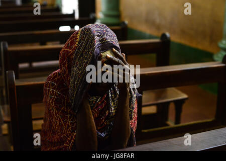 Wau, Wau, Süd-Sudan. 4. Juli 2017. Ein Südsudanesen, die IDP Seniorin in der St. Mary helfen Christian Cathedral während des täglichen morgens Service unter der Leitung von Vater Marko Mangu, zuständig für die Diözese für die Stadt betet von Wau.Â da zwischen Rebellen und Regierung Kräfte Auseinandersetzungen brach letztes Jahr erhielt die ChurchÂ fast 22 000 Flüchtlinge, meist Bauern, die aus den nördlichen Gebieten des Krieg-Krieg von Dinka Stammesmilizen lief. Bildnachweis: Miguel Juarez Lugo/ZUMA Draht/Alamy Live-Nachrichten Stockfoto