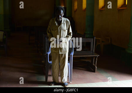 Wau, Wau, Süd-Sudan. 4. Juli 2017. Ein Südsudanesen, die älteren IDP-Mann in der St. Mary helfen Christian Cathedral während des täglichen morgens Service unter der Leitung von Vater Marko Mangu, zuständig für die Diözese für die Stadt betet von Wau.Â da zwischen Rebellen und Regierung Kräfte Auseinandersetzungen brach letztes Jahr erhielt die ChurchÂ fast 22 000 Flüchtlinge, meist Bauern, die aus den nördlichen Gebieten des Krieg-Krieg von Dinka Stammesmilizen lief. Bildnachweis: Miguel Juarez Lugo/ZUMA Draht/Alamy Live-Nachrichten Stockfoto