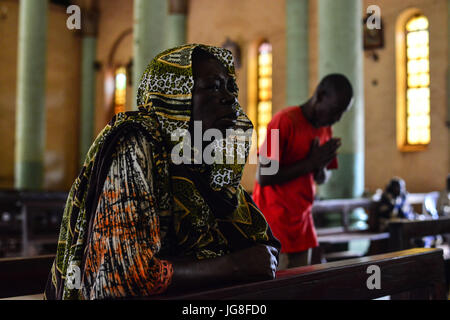 Wau, Wau, Süd-Sudan. 4. Juli 2017. Ein Südsudanesen, die IDP Seniorin in der St. Mary helfen Christian Cathedral während des täglichen morgens Service unter der Leitung von Vater Marko Mangu, zuständig für die Diözese für die Stadt betet von Wau.Â da zwischen Rebellen und Regierung Kräfte Auseinandersetzungen brach letztes Jahr erhielt die ChurchÂ fast 22 000 Flüchtlinge, meist Bauern, die aus den nördlichen Gebieten des Krieg-Krieg von Dinka Stammesmilizen lief. Bildnachweis: Miguel Juarez Lugo/ZUMA Draht/Alamy Live-Nachrichten Stockfoto