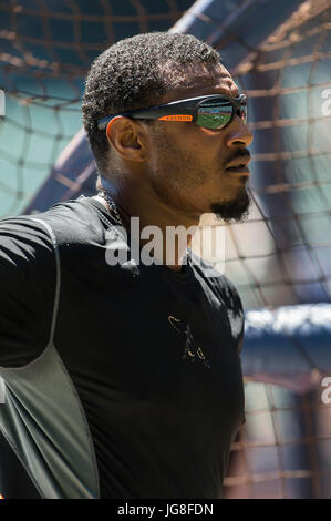 Milwaukee, WI, USA. 3. Juli 2017. Baltimore Orioles Center Fielder Adam Jones #10 vor dem Hauptliga-Baseball-Spiel zwischen den Milwaukee Brewers und den Baltimore Orioles im Miller Park in Milwaukee, Wisconsin. John Fisher/CSM/Alamy Live-Nachrichten Stockfoto