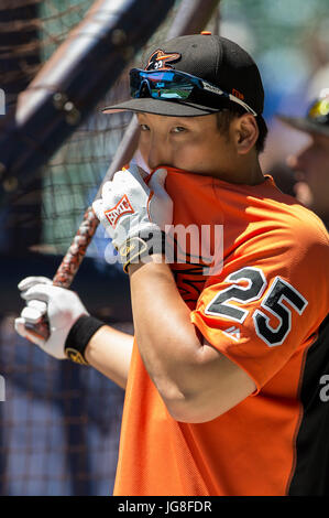 Milwaukee, WI, USA. 3. Juli 2017. Baltimore Orioles linker Feldspieler Hyun so Kim #25 vor der Major League Baseball Spiel zwischen den Milwaukee Brewers und den Baltimore Orioles im Miller Park in Milwaukee, Wisconsin. John Fisher/CSM/Alamy Live-Nachrichten Stockfoto