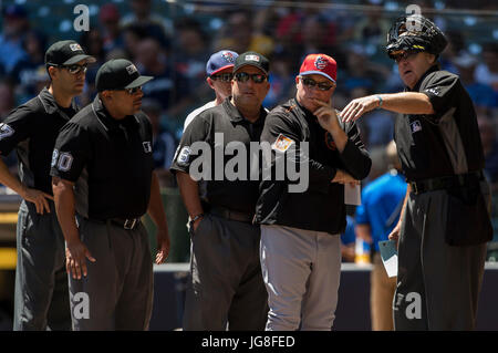 Milwaukee, WI, USA. 3. Juli 2017. Baltimore Orioles Manager Buck Showalter #26 vor der Major League Baseball Game zwischen den Milwaukee Brewers und den Baltimore Orioles im Miller Park in Milwaukee, Wisconsin. John Fisher/CSM/Alamy Live-Nachrichten Stockfoto