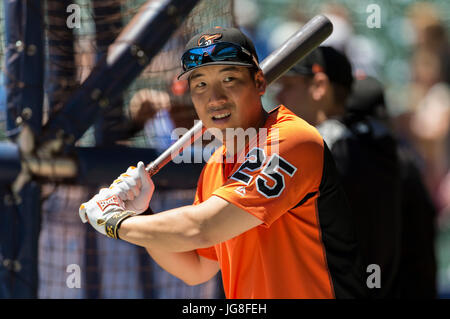 Milwaukee, WI, USA. 3. Juli 2017. Baltimore Orioles linker Feldspieler Hyun so Kim #25 vor der Major League Baseball Spiel zwischen den Milwaukee Brewers und den Baltimore Orioles im Miller Park in Milwaukee, Wisconsin. John Fisher/CSM/Alamy Live-Nachrichten Stockfoto